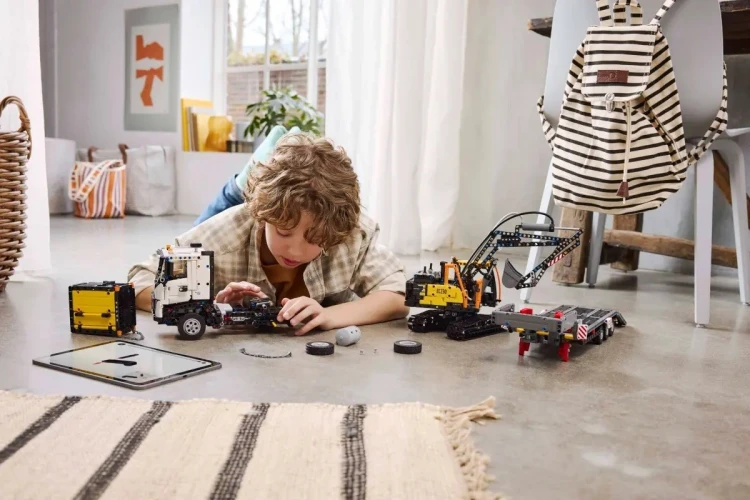 LEGO Technic 42175 - Ciężarówka Volvo FMX i koparka EC230 Electric