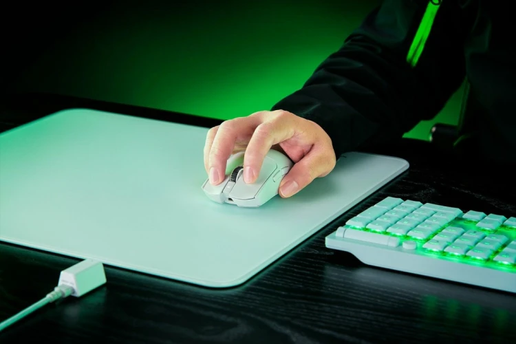 Bezprzewodowa mysz do gier e-sportowych Razer Viper V3 Pro - biała