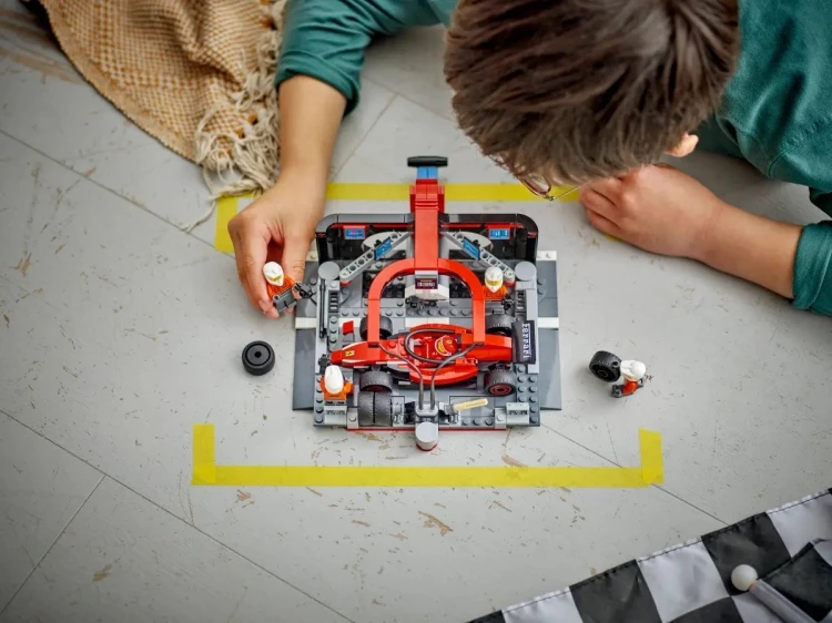 LEGO City 60443 - F1 Pit stop i mechanicy z bolidem Ferrari