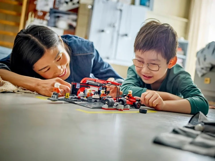 LEGO City 60443 - F1 Pit stop i mechanicy z bolidem Ferrari