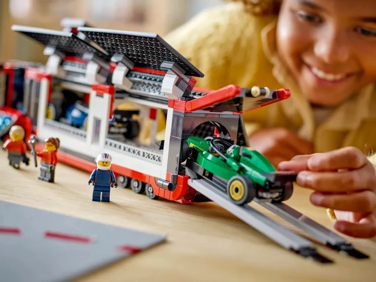 LEGO City 60445 - F1 Ciężarówka z bolidami RB20 i AMR24 F1