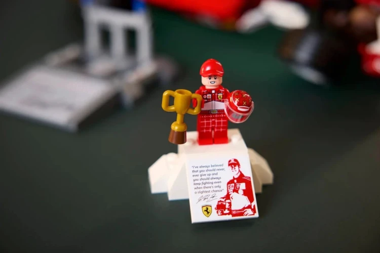 LEGO Icons 11375 - Ferrari F2004 i Michael Schumacher