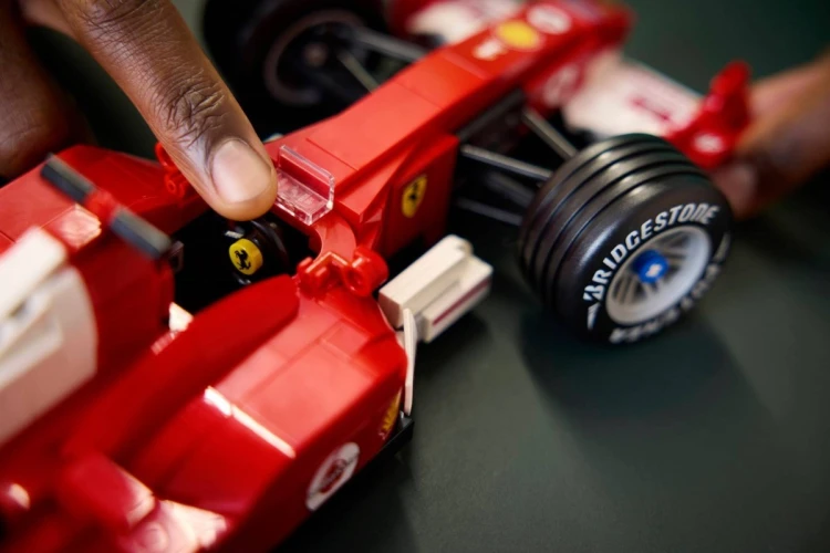 LEGO Icons 11375 - Ferrari F2004 i Michael Schumacher