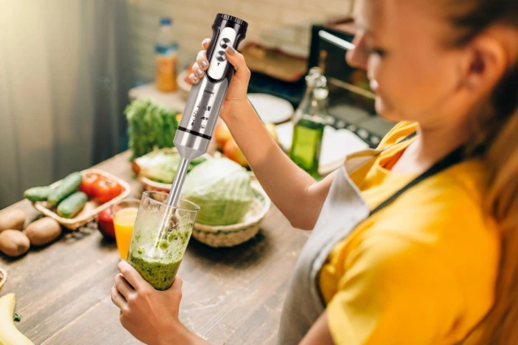 ELDOM BLENDER WIELOFUNKCYJNY BL250 VEXI 800W CZARNO-SREBRNY METALOWA KOŃCÓWKA DO ROZDRABNIANIA, POJEMNIK Z NOŻEM SIEKAJĄCYM O