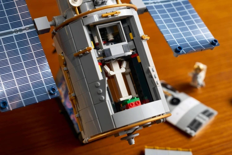 LEGO Icons 11382 - Kosmiczny Teleskop Hubble'a