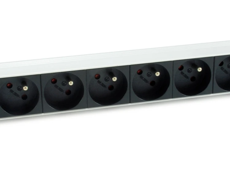 Equip 333313 rozdzielacz zasilania PDU 8 x gniazdo sieciowe 1U Czarny, Srebrny
