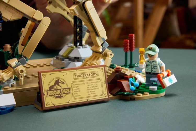 LEGO JURASSIC WORLD 77985 Szkielety dinozaurów: triceratops