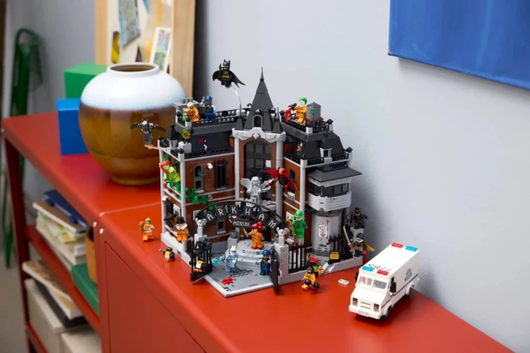 LEGO BATMAN 76300 Arkham Asylum