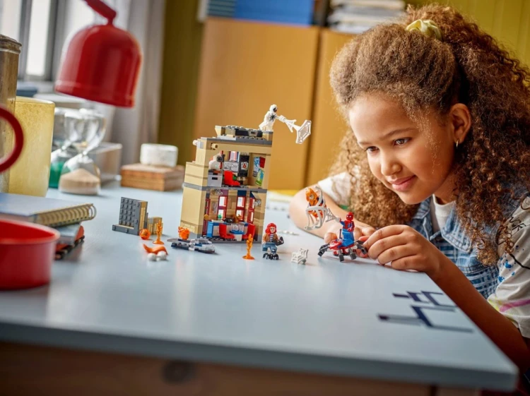 LEGO Marvel Super Heroes 76317 - Mieszkanie Petera Parkera
