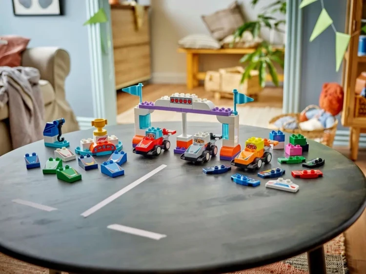 LEGO Duplo 10445 - Bolidy i kierowcy F1