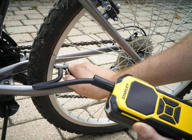 Kompresor akumulatorowy 12V SXIF0101 STANLEY