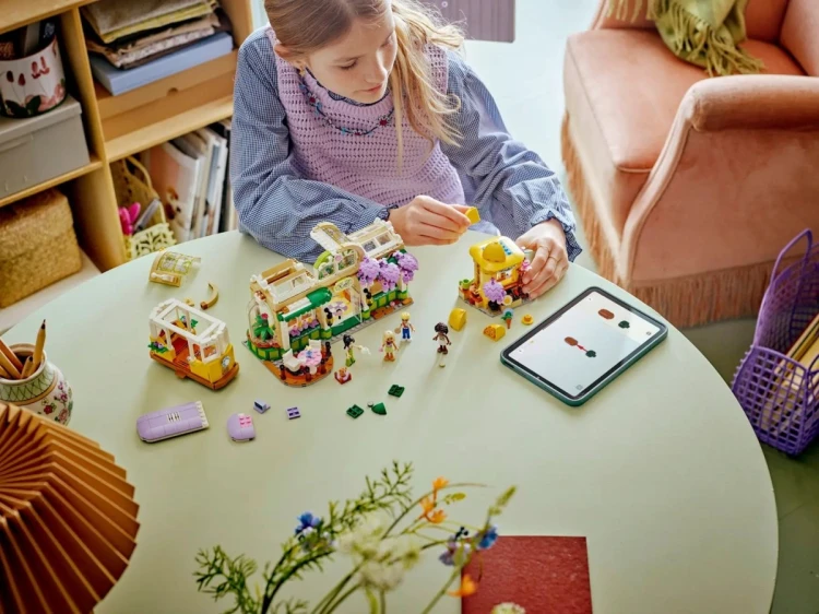 LEGO Friends 42671 - Zielona kawiarnia i kwiaciarnia