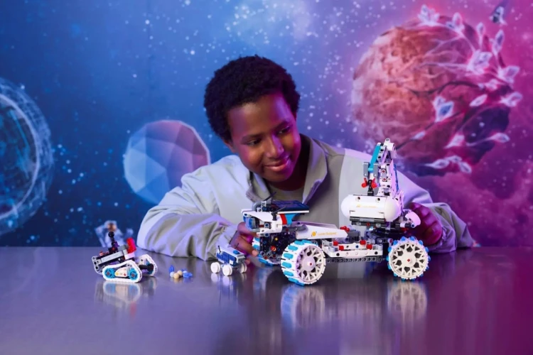 LEGO TECHNIC 42211 Kosmiczny łazik księżycowy Lunar Outpost