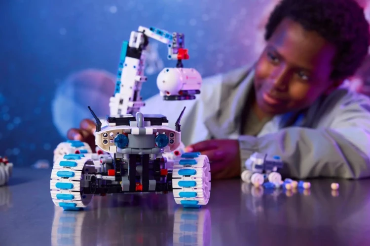 LEGO TECHNIC 42211 Kosmiczny łazik księżycowy Lunar Outpost