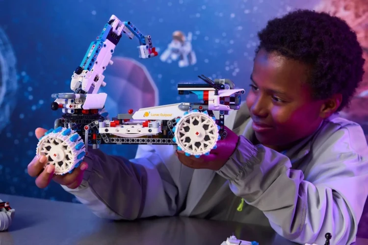 LEGO TECHNIC 42211 Kosmiczny łazik księżycowy Lunar Outpost
