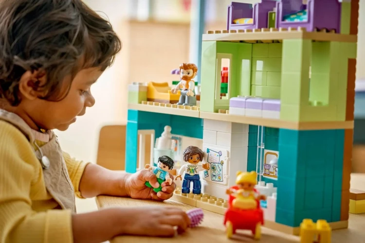 LEGO DUPLO 10470 Nowoczesny dom rodzinny 3 w 1 z figurkami