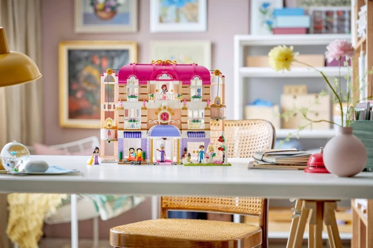 LEGO FRIENDS 42704 Grand Hotel w mieście Heartlake