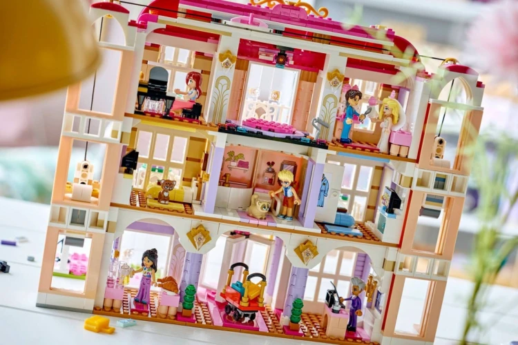 LEGO FRIENDS 42704 Grand Hotel w mieście Heartlake