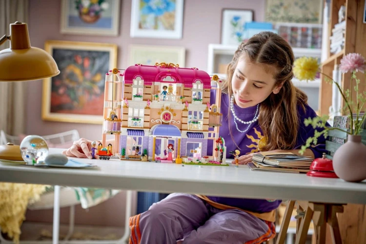 LEGO FRIENDS 42704 Grand Hotel w mieście Heartlake