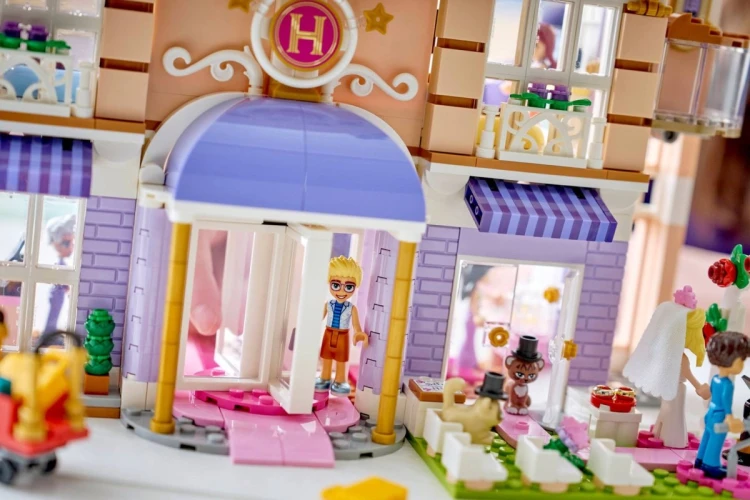 LEGO FRIENDS 42704 Grand Hotel w mieście Heartlake