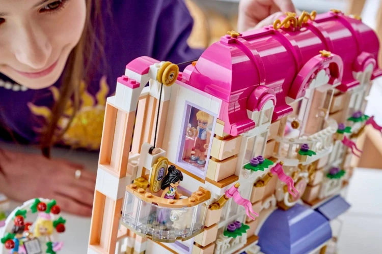LEGO FRIENDS 42704 Grand Hotel w mieście Heartlake