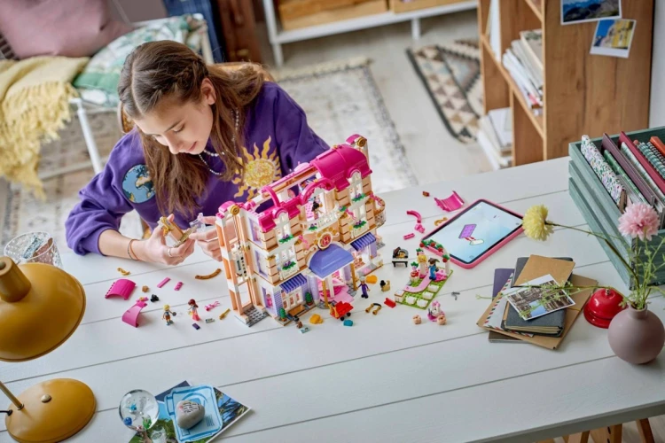LEGO FRIENDS 42704 Grand Hotel w mieście Heartlake