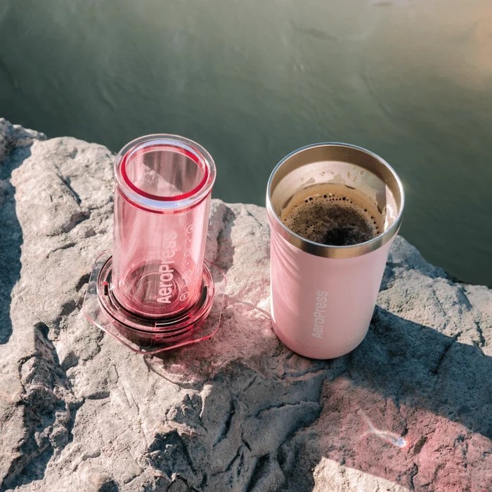 Zaparzacz do kawy Go Plus z kubkiem termicznym różowy AeroPress