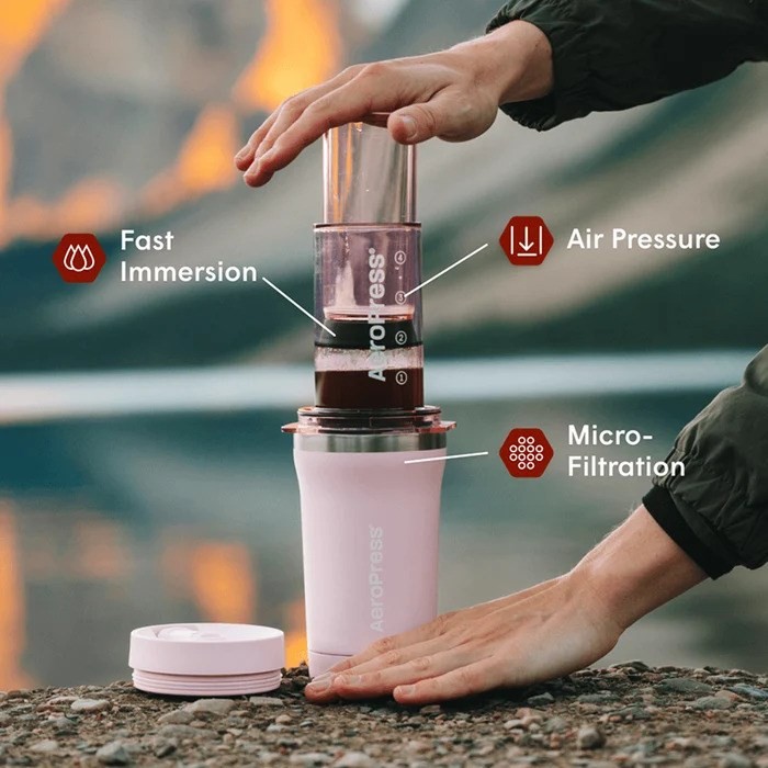 Zaparzacz do kawy Go Plus z kubkiem termicznym różowy AeroPress