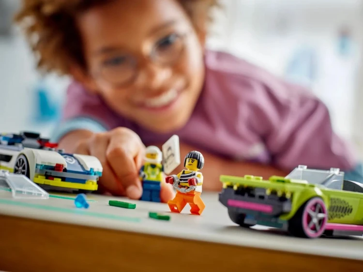 LEGO City 60415 - Pościg radiowozu za muscle carem