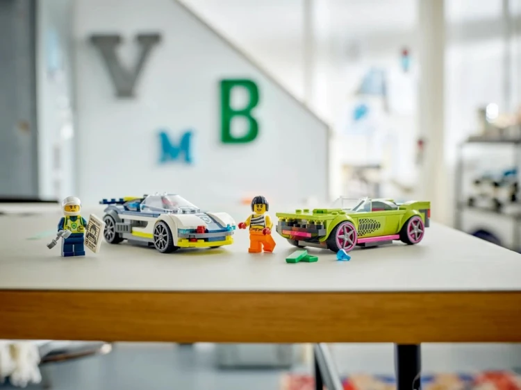LEGO City 60415 - Pościg radiowozu za muscle carem
