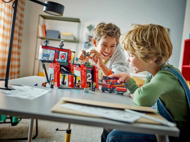 LEGO City 60414 - Remiza strażacka z wozem strażackim