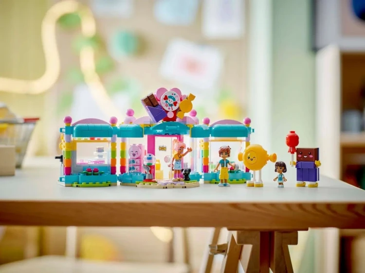 LEGO Friends 42649 - Sklep z cukierkami w Heartlake