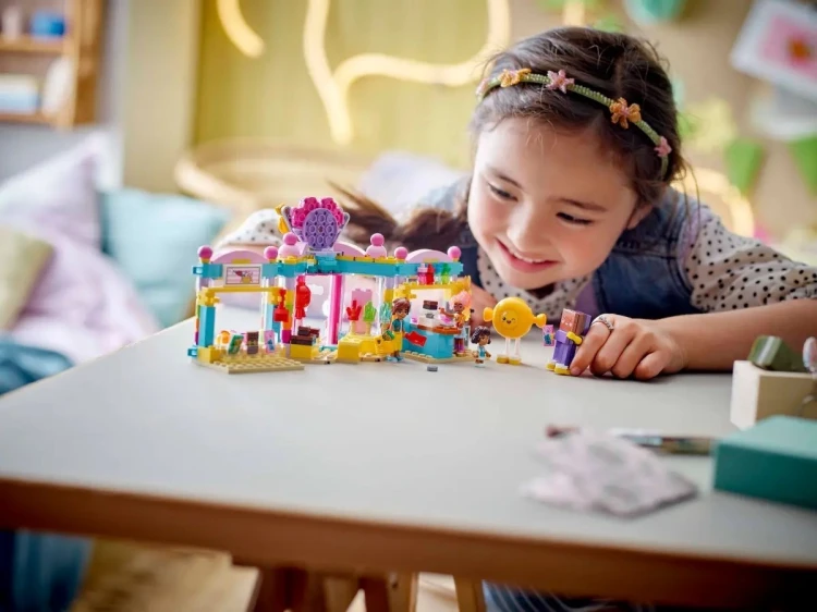 LEGO Friends 42649 - Sklep z cukierkami w Heartlake