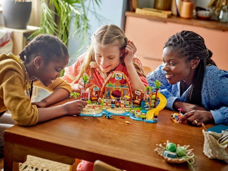 LEGO Friends 42673 - Rodzinne wakacje na plaży