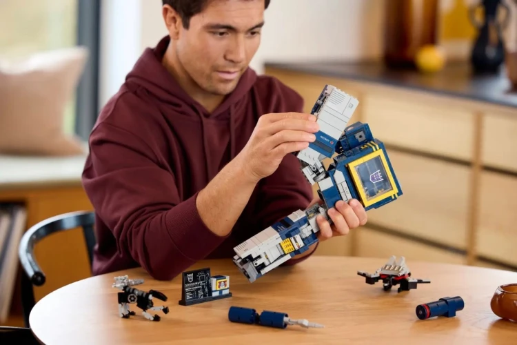 LEGO Icons 10358 - Transformers: Soundwave