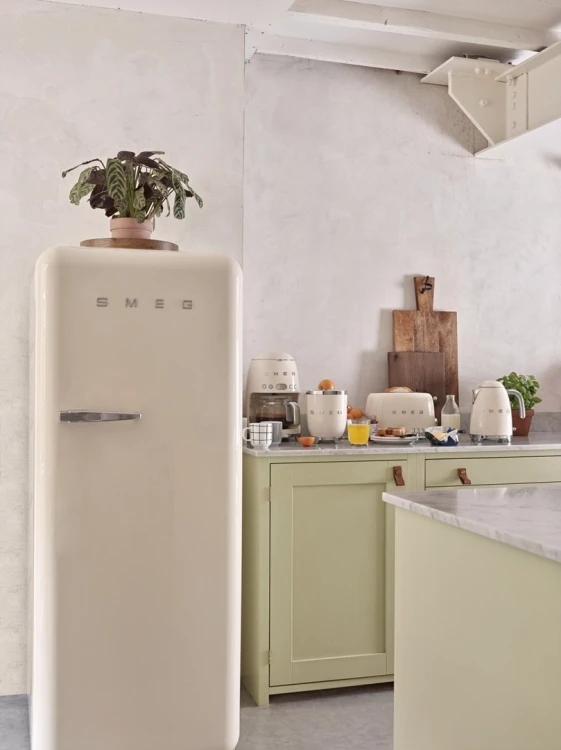 Smeg KLF03CREU czajnik elektryczny 1,7 l 2400 W Kremowy