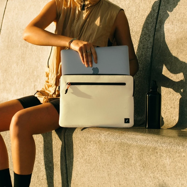 Native Union Ultralight Sleeve - etui ochronne do Macbook 16" (sandstone)