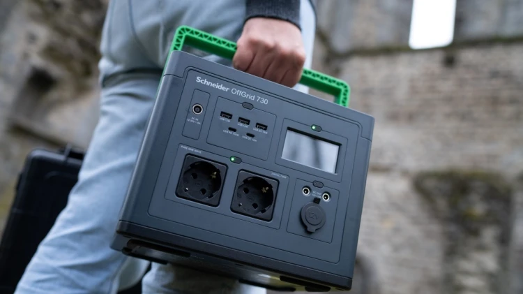 Przenośna elektrownia APC OffGrid 730, 738 Wh litowo-jonowa, LCD, 2 gniazda CEE 7/3 Schuko, Sinewave, 3 USB-A, 2 USB-C, Ładowarka bezprzewodowa