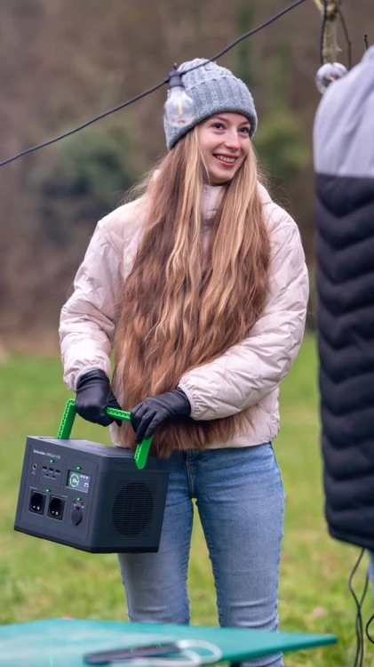 Przenośna elektrownia APC OffGrid 730, 738 Wh litowo-jonowa, LCD, 2 gniazda CEE 7/3 Schuko, Sinewave, 3 USB-A, 2 USB-C, Ładowarka bezprzewodowa