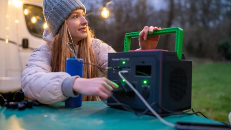 Przenośna elektrownia APC OffGrid 730, 738 Wh litowo-jonowa, LCD, 2 gniazda CEE 7/3 Schuko, Sinewave, 3 USB-A, 2 USB-C, Ładowarka bezprzewodowa