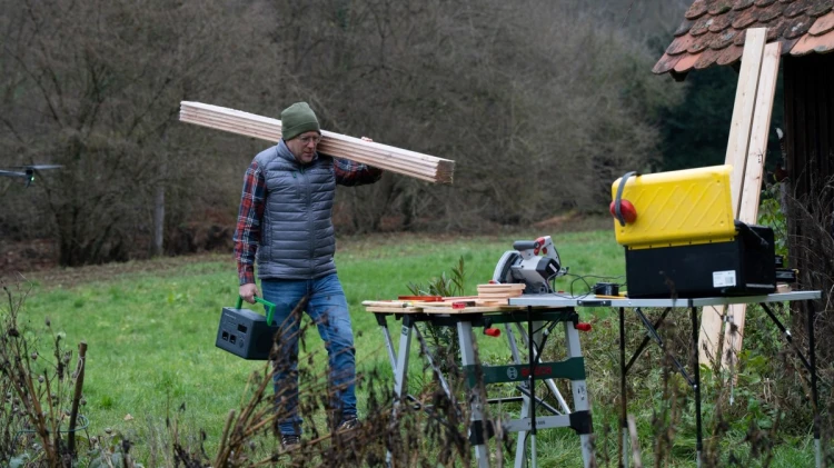 Przenośna elektrownia APC OffGrid 730, 738 Wh litowo-jonowa, LCD, 2 gniazda CEE 7/3 Schuko, Sinewave, 3 USB-A, 2 USB-C, Ładowarka bezprzewodowa