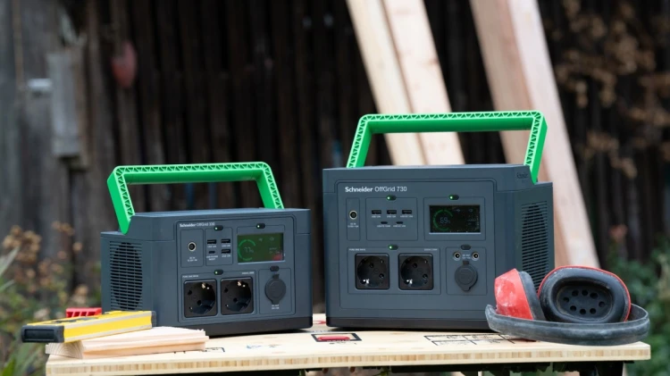 Przenośna elektrownia APC OffGrid 730, 738 Wh litowo-jonowa, LCD, 2 gniazda CEE 7/3 Schuko, Sinewave, 3 USB-A, 2 USB-C, Ładowarka bezprzewodowa