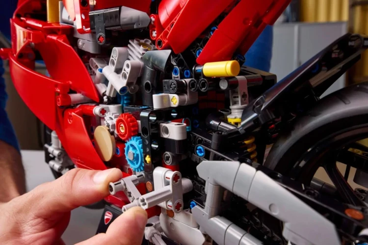 LEGO Technic 42202 - Motocykl Ducati Panigale V4 S