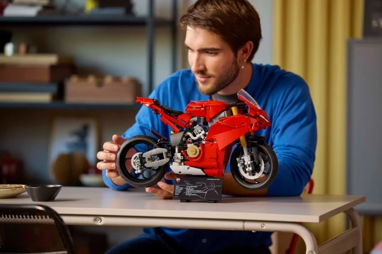 LEGO Technic 42202 - Motocykl Ducati Panigale V4 S