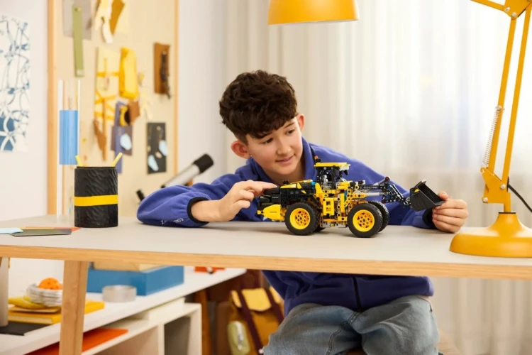 LEGO Technic 42209 - Ładowarka kołowa Volvo L120 Electric