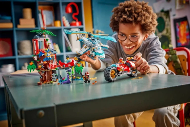 LEGO Ninjago 71857 - Bitwa ninja: Domek na drzewie z pojazdami