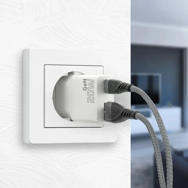 EVERACTIVE ŁADOWARKA SIECIOWA 1 X USB, 1 X USB-C QUICK CHARGE 3.0 20W SUPER SLIM BIAŁA SC-340Q